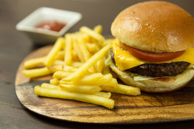 Food Photography Tutorials – The Ultimate Guide - hamburger and chips