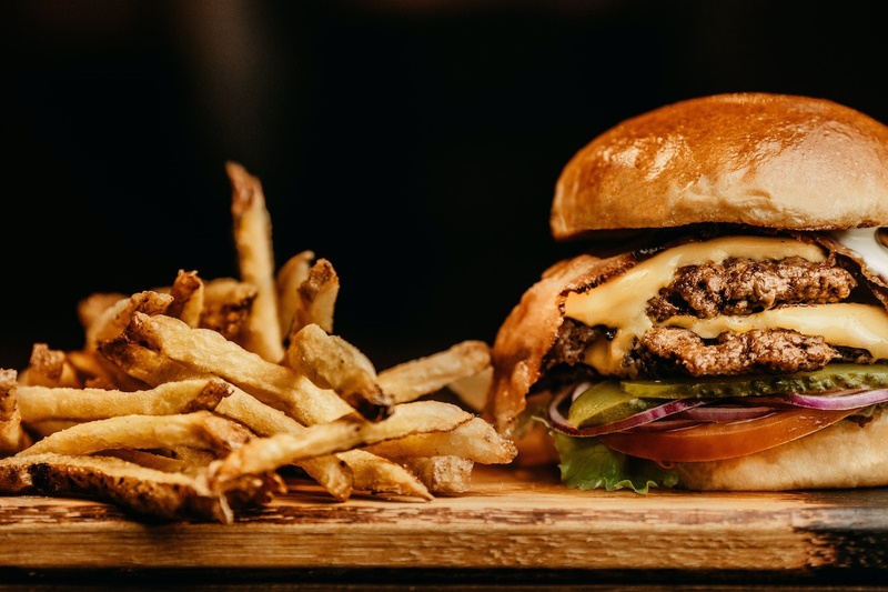 Food Photography Tutorials – The Ultimate Guide - hamburger and chips