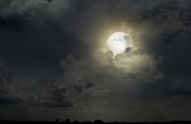 How to Shoot Moon Photography - Full moon in the clouds