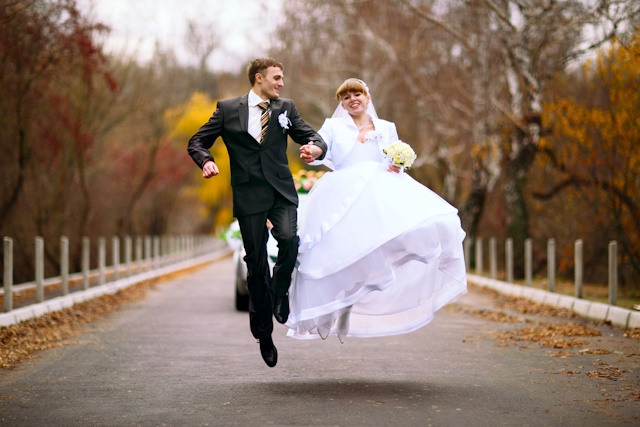 Funny Wedding Photography Ideas: Top Trends - Bouncing newlyweds on the road.