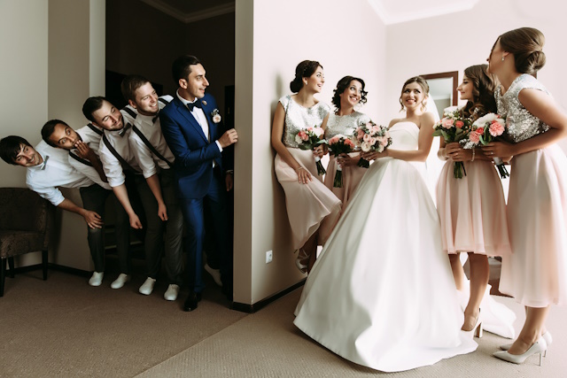 Boys and girls in the room on the wedding - Funny Wedding Photography Ideas: Top Trends