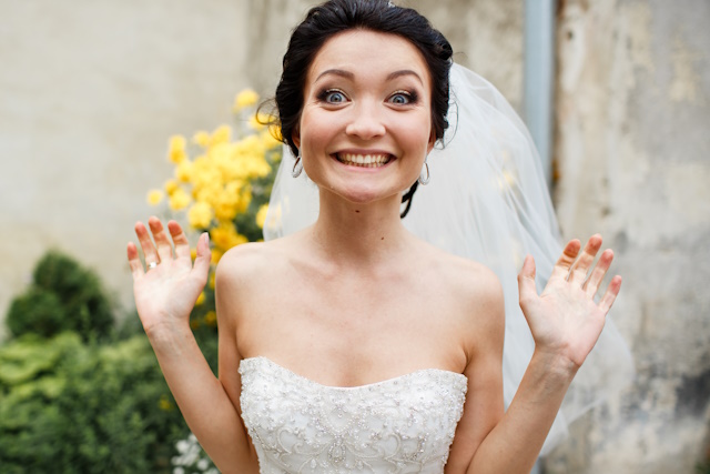 Funny Wedding Photography Ideas: Top Trends - Bride looks funny standing in the garden