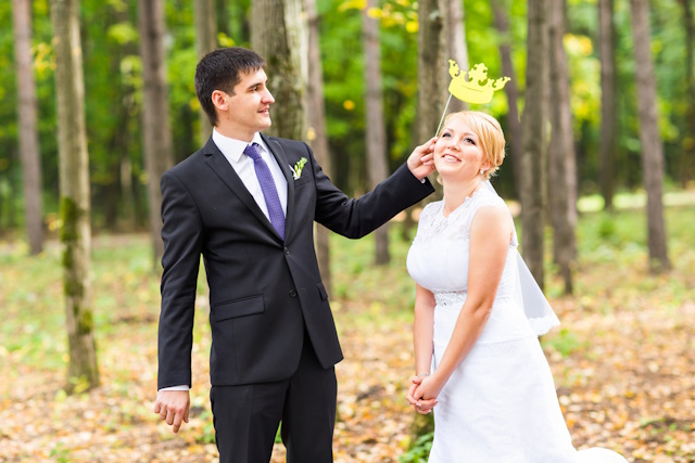 Funny Wedding Photography Ideas: Top Trends -April Fools' Day. Wedding couple posing with stick lips, mask